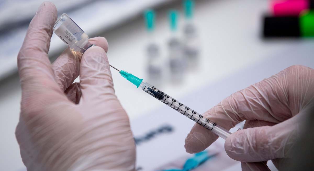 EuropaPress_5022793_profesional_sanitario_prepara_dosis_vacuna_contra_covid_19_pfizer_biontech-1.jpg