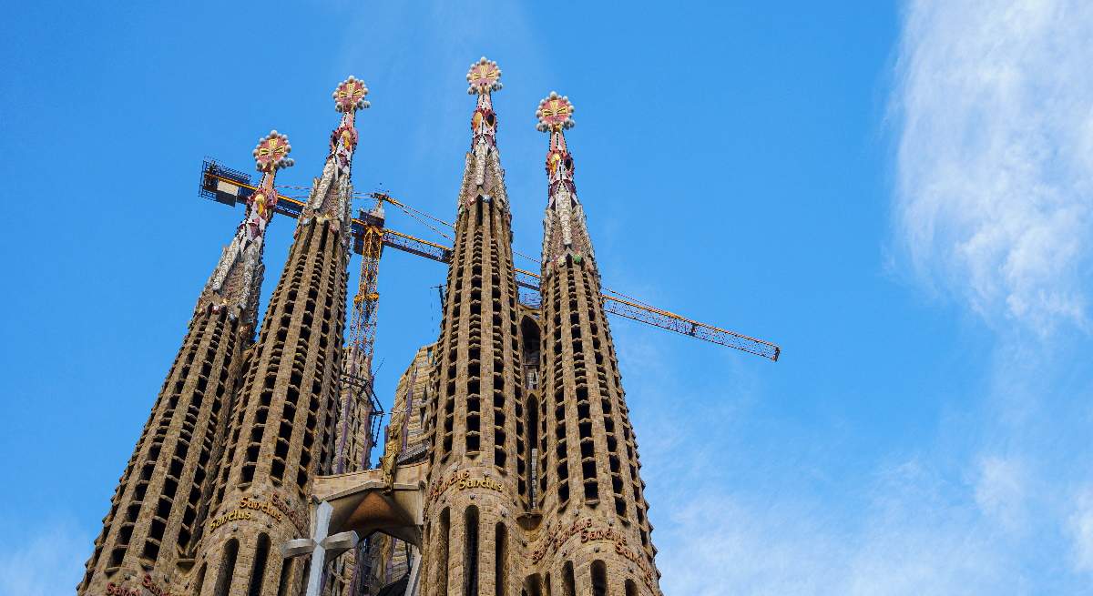 Vista-inferior-de-la-Catedral-de-la-Sagrada-Familia-sobre-un-fondo-de-cielo-azul--iStock.jpg