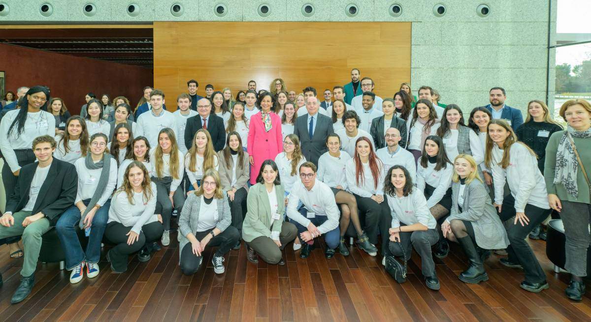 Ana-Botin-junto-a-becarios-Santander-para-Erasmus-en-la-Ciudad-Financiera-1.jpg