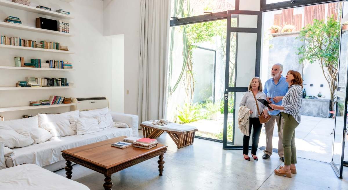 Una pareja visita una vivienda de Senior Living
