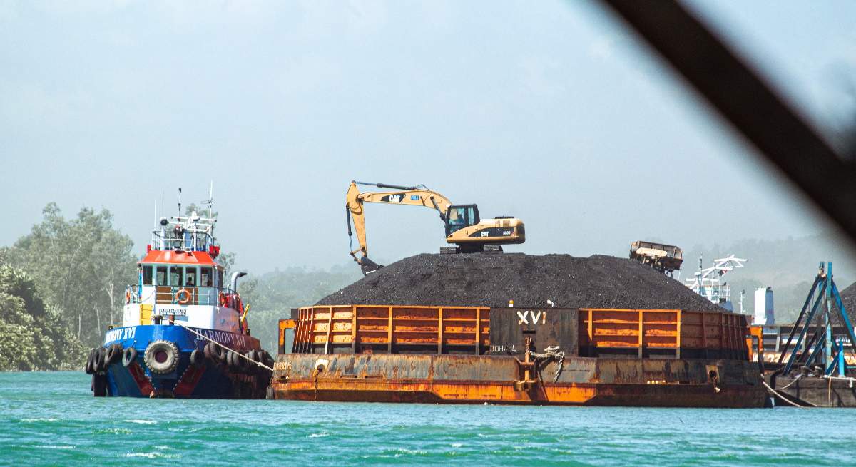 Barcaza-cargando-carbon-en-el-puerto-del-rio-Mahakam-Indonesia--iStock.jpg