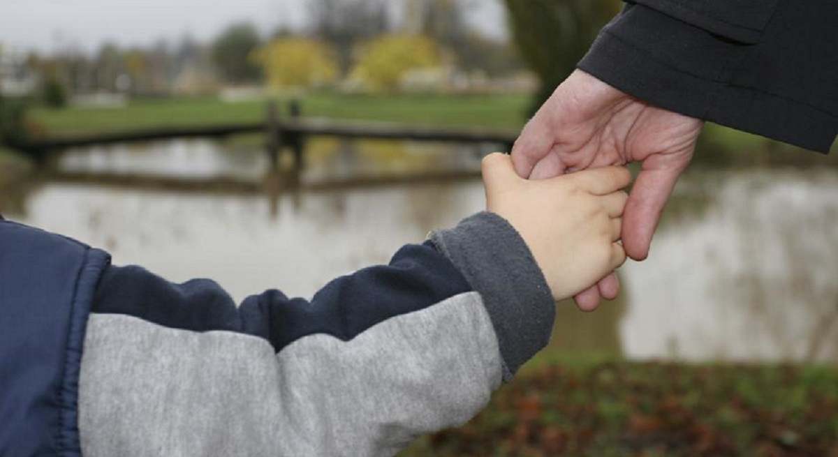 1200-x-655-Padre-e-hijo-agarrado.jpg