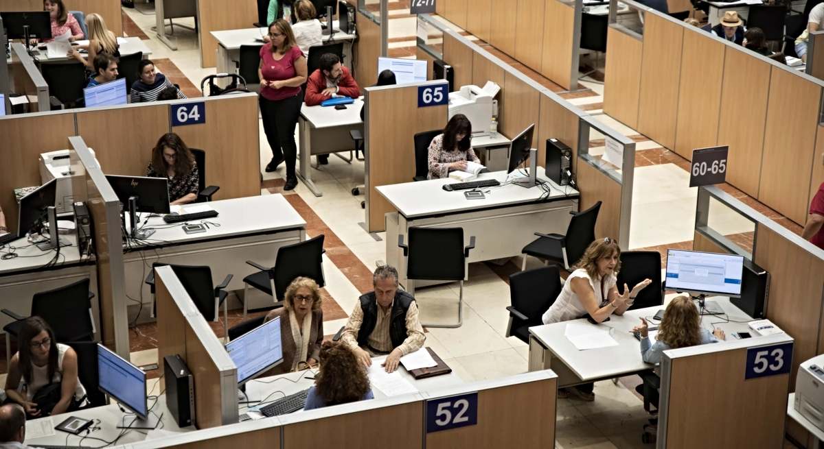 Funcionarios de Hacienda en sus puestos de trabajo