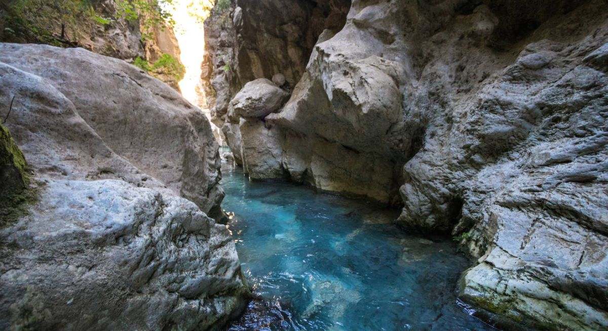 Entre pozas y paredes rocosas: la ruta del Sendero Acuático que tienes que hacer sí o sí este verano