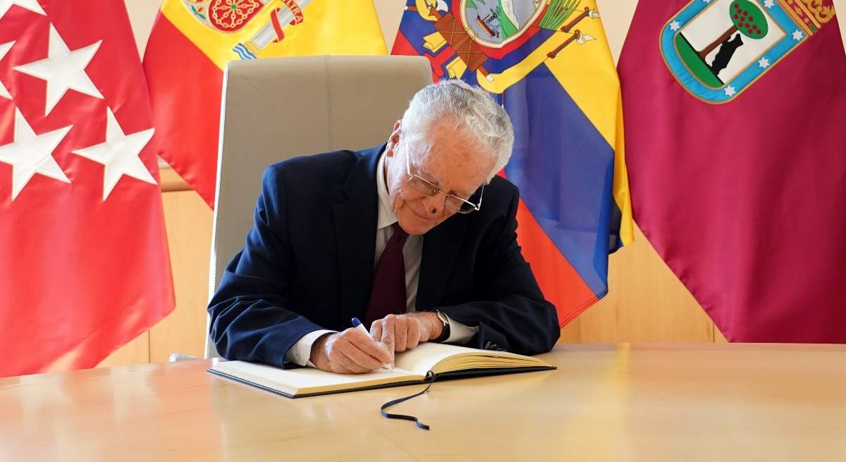EMBAJADOR-FIRMANDO-EN-EL-LIBRO-DE-HONOR-DEL-AYTO-DE-MADRID.jpg