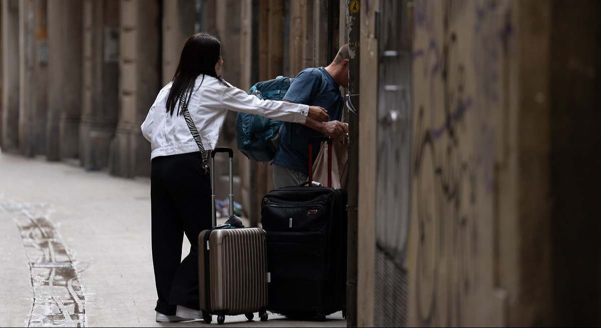 Dos personas entran a un piso turístico | EP