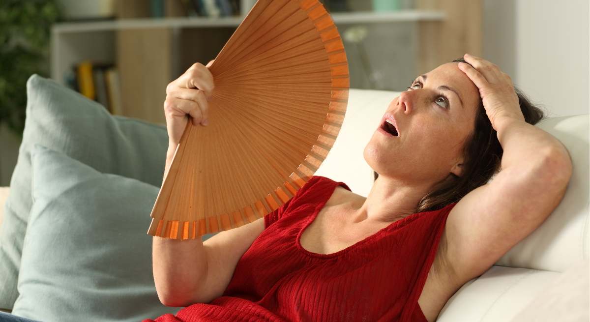 Chica con abanico por el calor