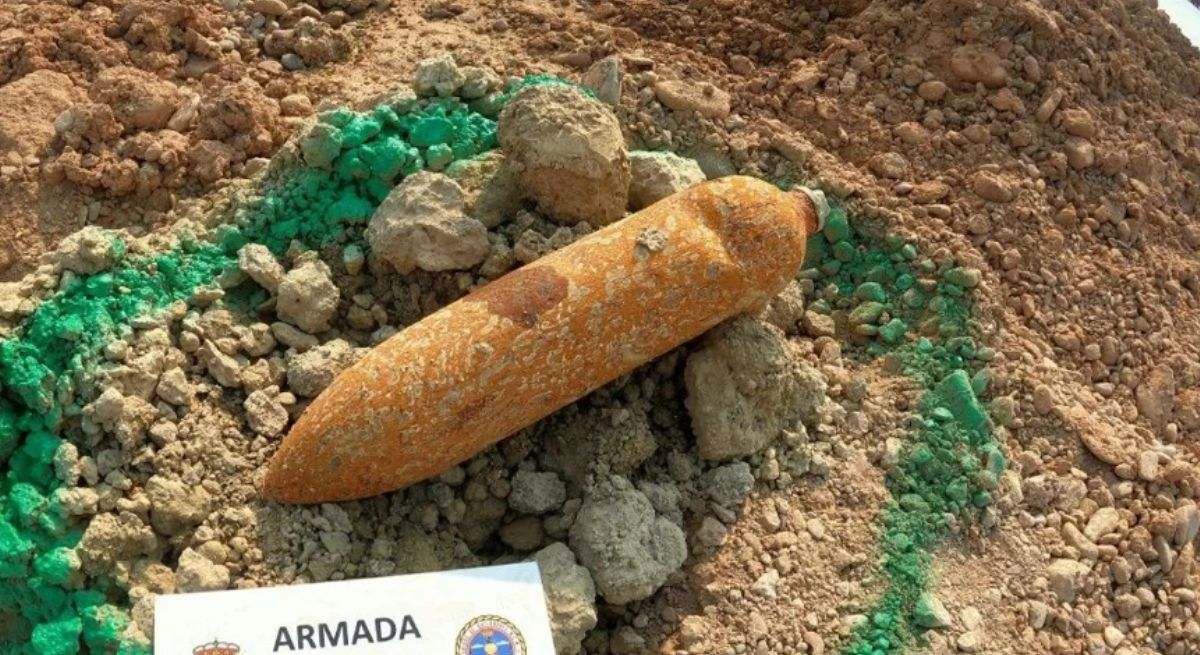 Imagen de la bomba de aviación encontrada durante los trabajos de ampliación del Puerto de València