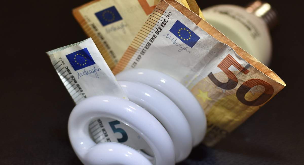 billetes-50-euros-entre-bombilla-dreamstime.jpg