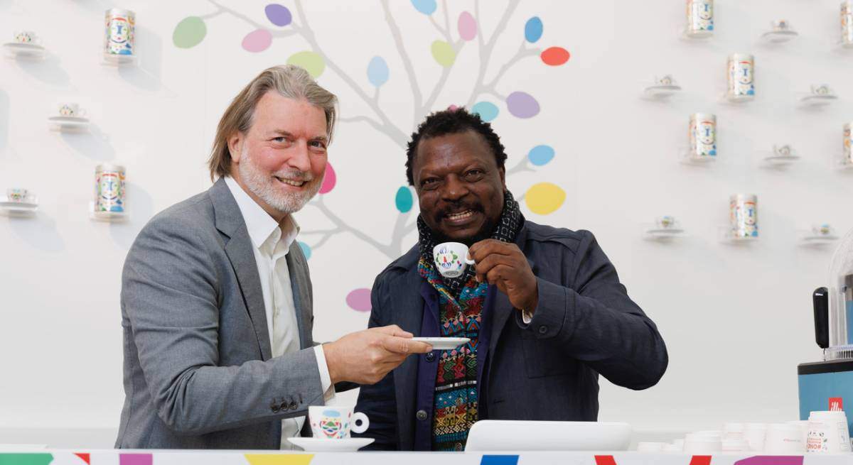 Pascale-Marthine-Tayou-and-Carlo-Bach-Art-Director-illycaffe-with-the-illy-Art-Collecti-on-cup-at-the-illy-stand.jpg
