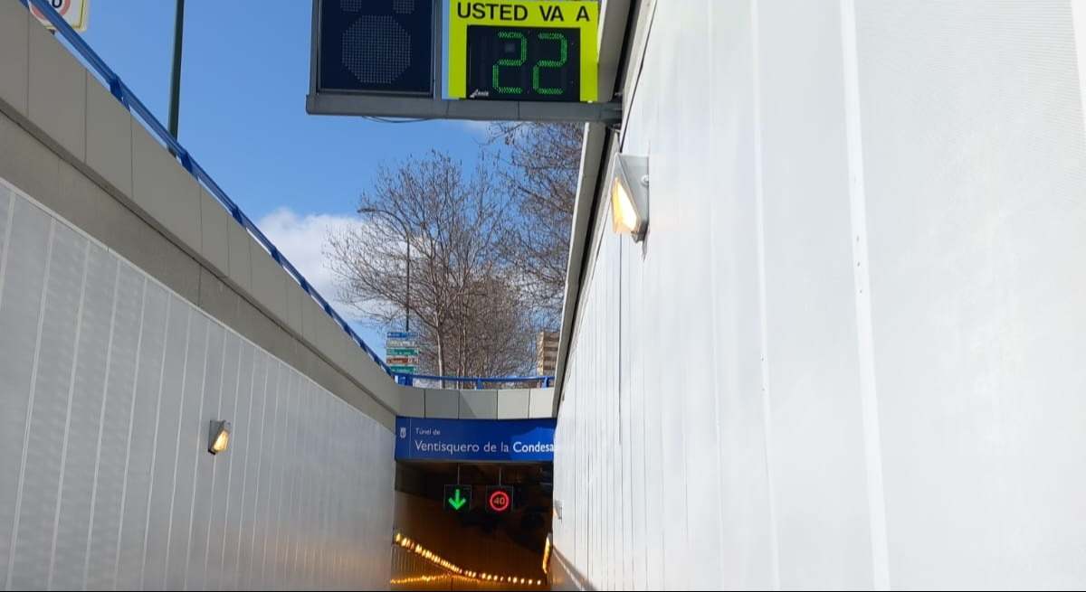 Panel de velocidad en el túnel de Ventisquero de la Condesa, Madrid