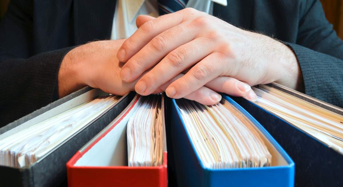 funcionarios-carpetas-istock.jpg