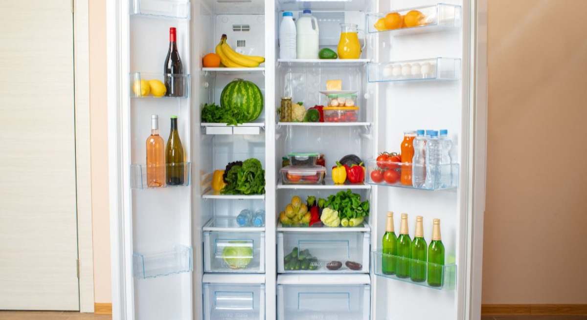 Nevera abierta con alimentos en su interior
