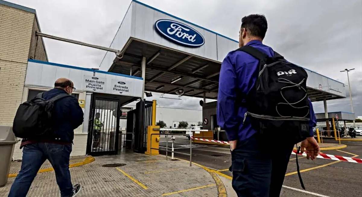 Dos trabajadores acceden a las instalaciones de Ford Almussafes / EP