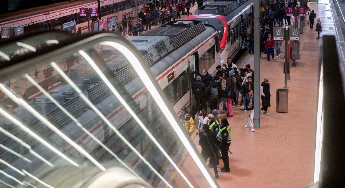 EuropaPress_4971304_varias_personas_esperan_tren_cercanias_estacion_puerta_atocha_almudena-1.jpg