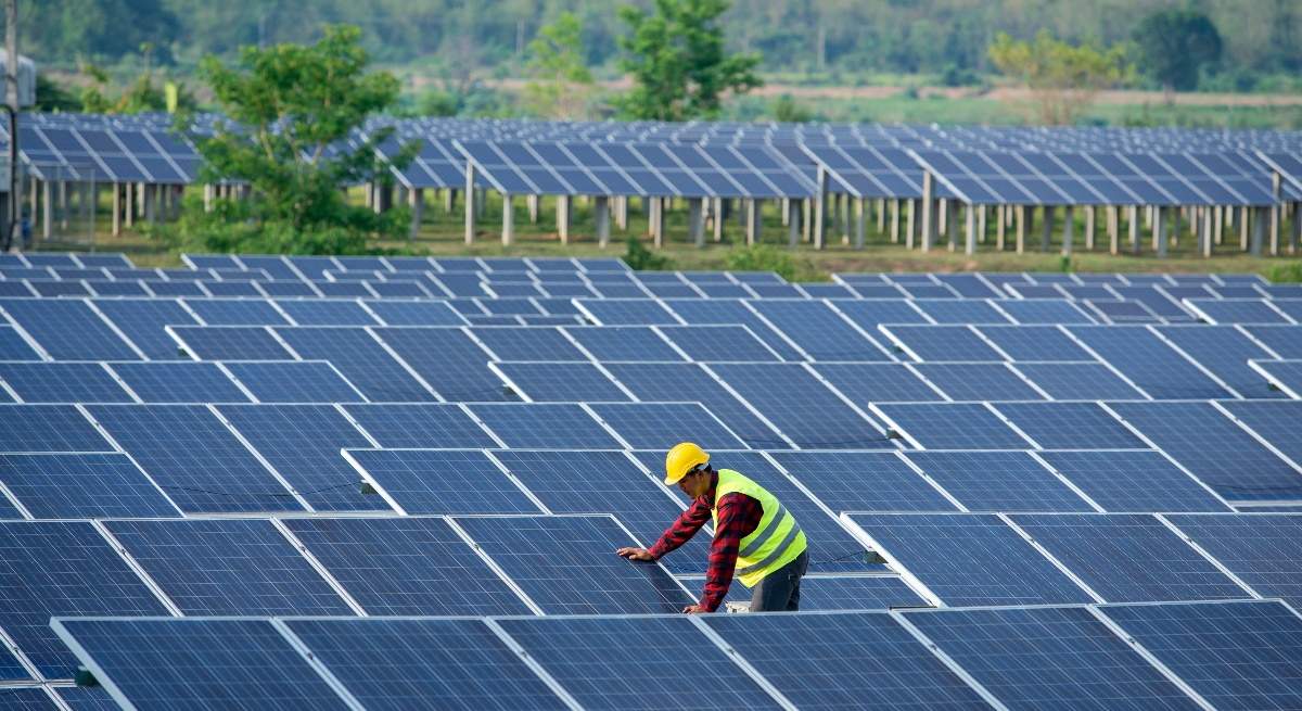 parque-solar-planta-energia-renovable-trabajador-alamy.jpg
