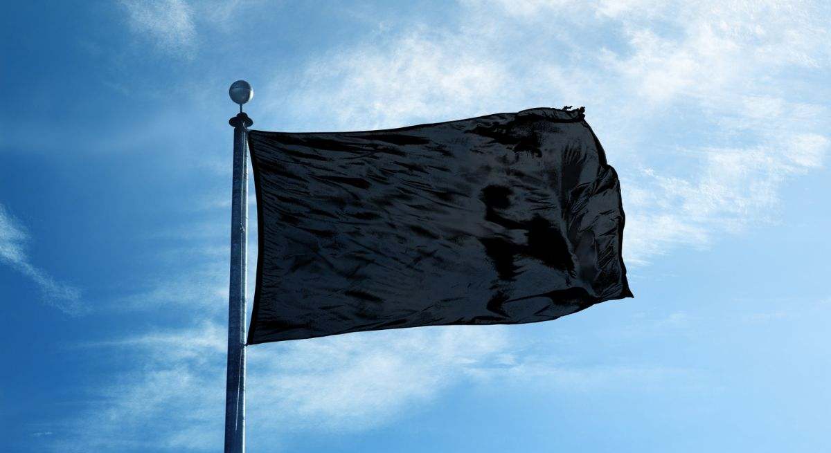 ¿Qué significa la bandera negra en una playa?
