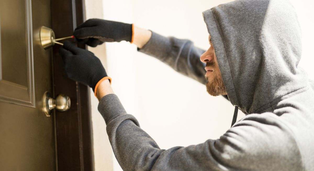 Los expertos advierten de una práctica cada vez más usada por los ladrones para espiar a los propietarios