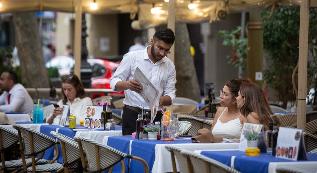 El turismo y la moderación de precios elevan las expectativas de consumo de Hostelería de España.