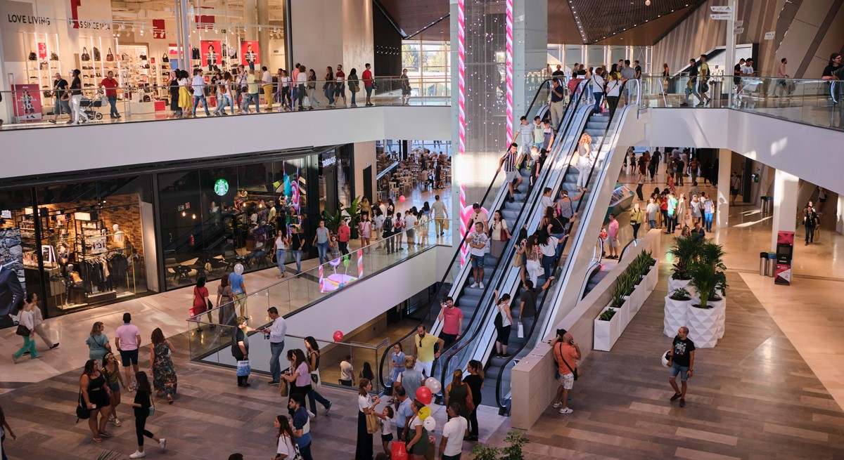 Consumidores en un centro comercial