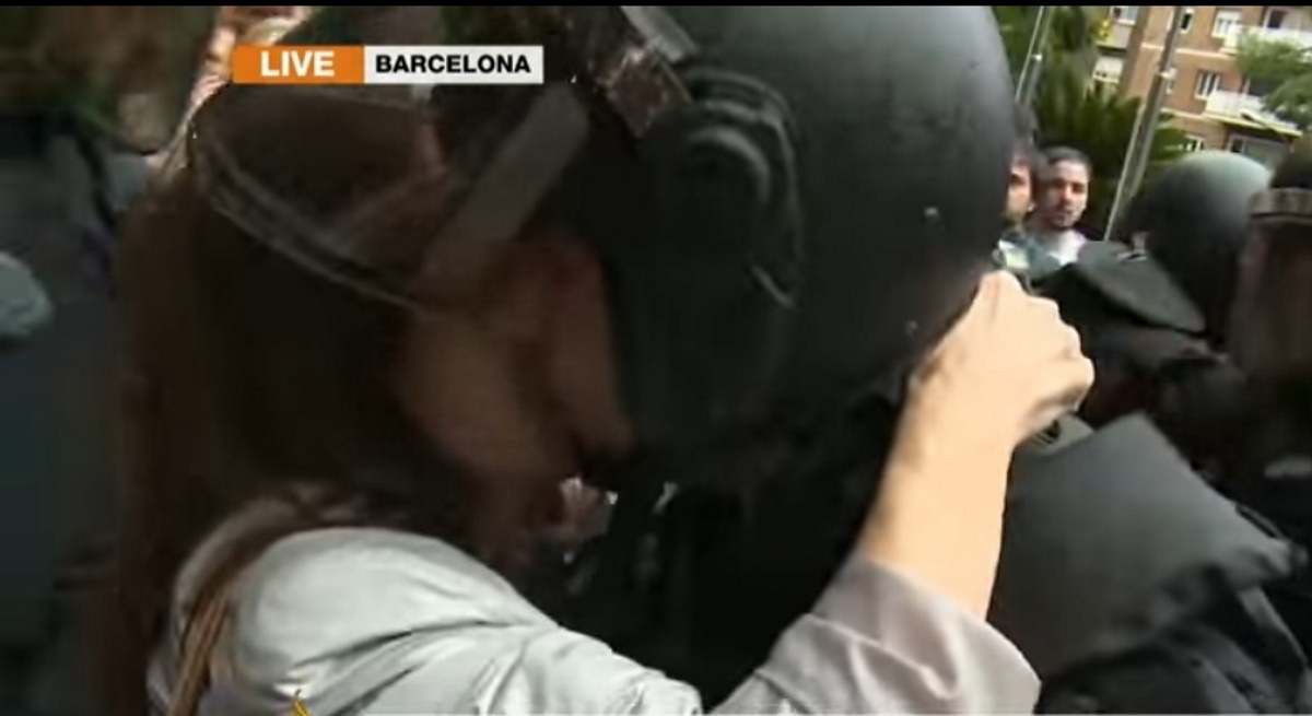 captura-beso-manifestante-policia-1-octubre-ep.jpg