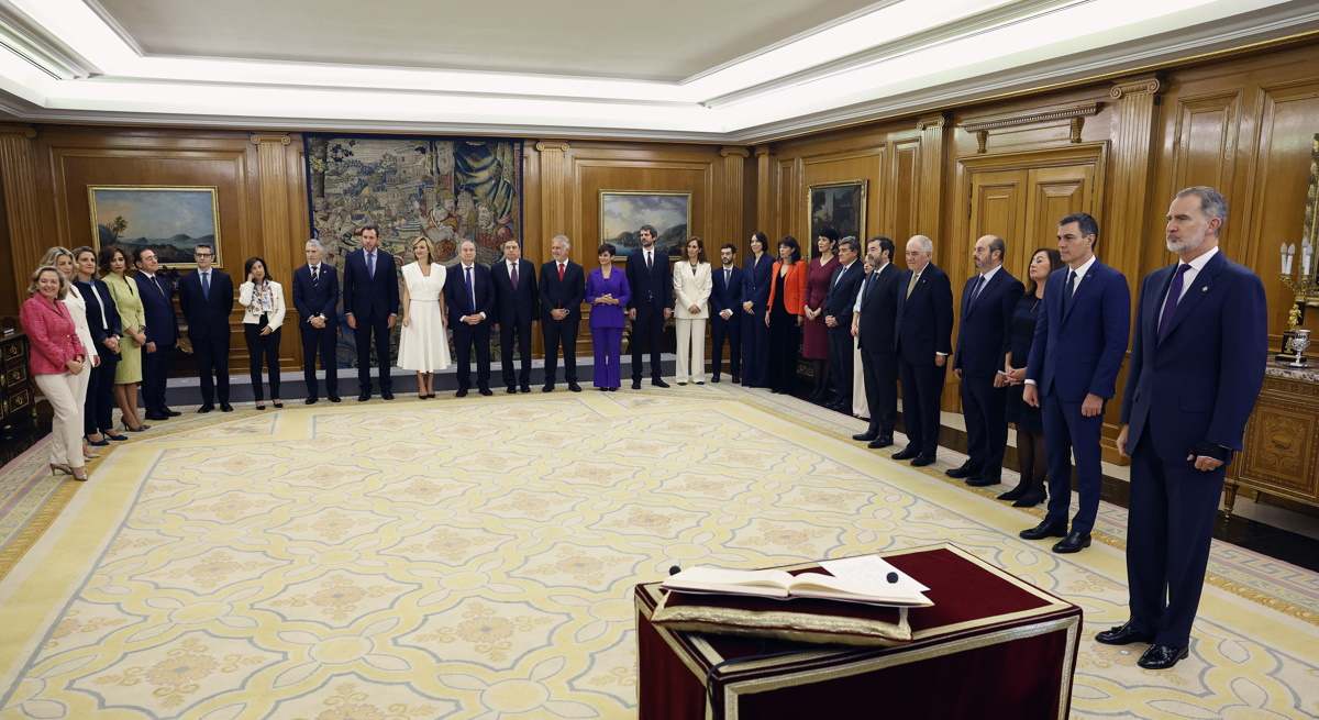 Los ministros del nuevo Gobierno de Pedro Sánchez juran su cargo en Zarzuela. Foto: EFE.