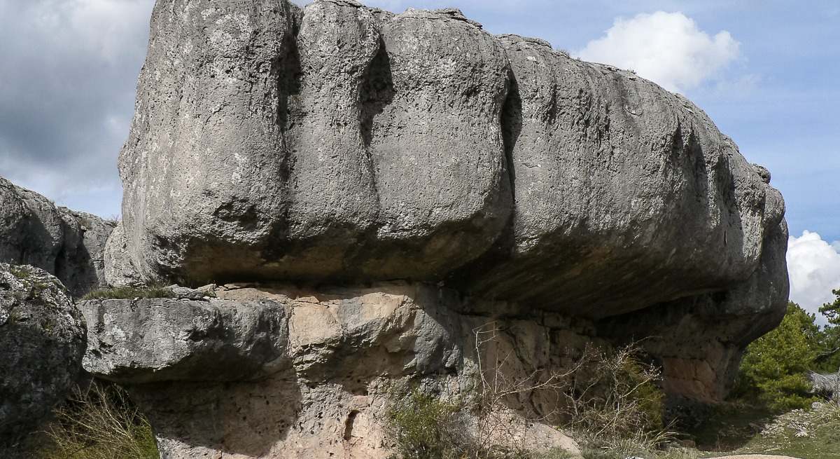 Formación geológica de la ciudad encantada que parece un puño cerrado
