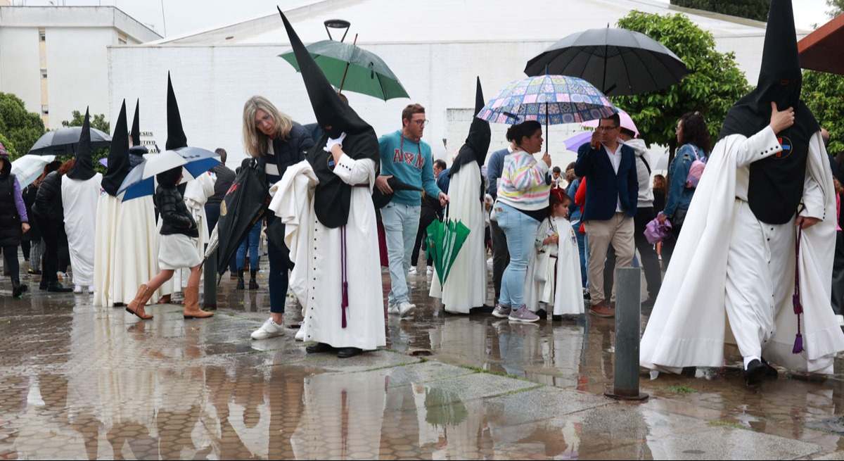 Paso de Semana Santa suspendido por la lluvia. EP