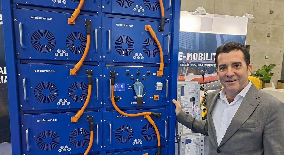 Ander Muelas, con un equipo para baterías de almacenamiento. 