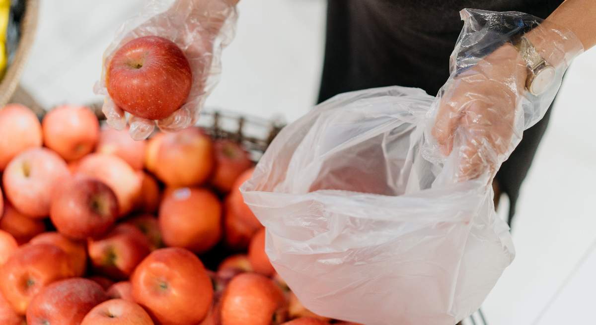 Una-persona-comprando-manzanas-iStock.jpg