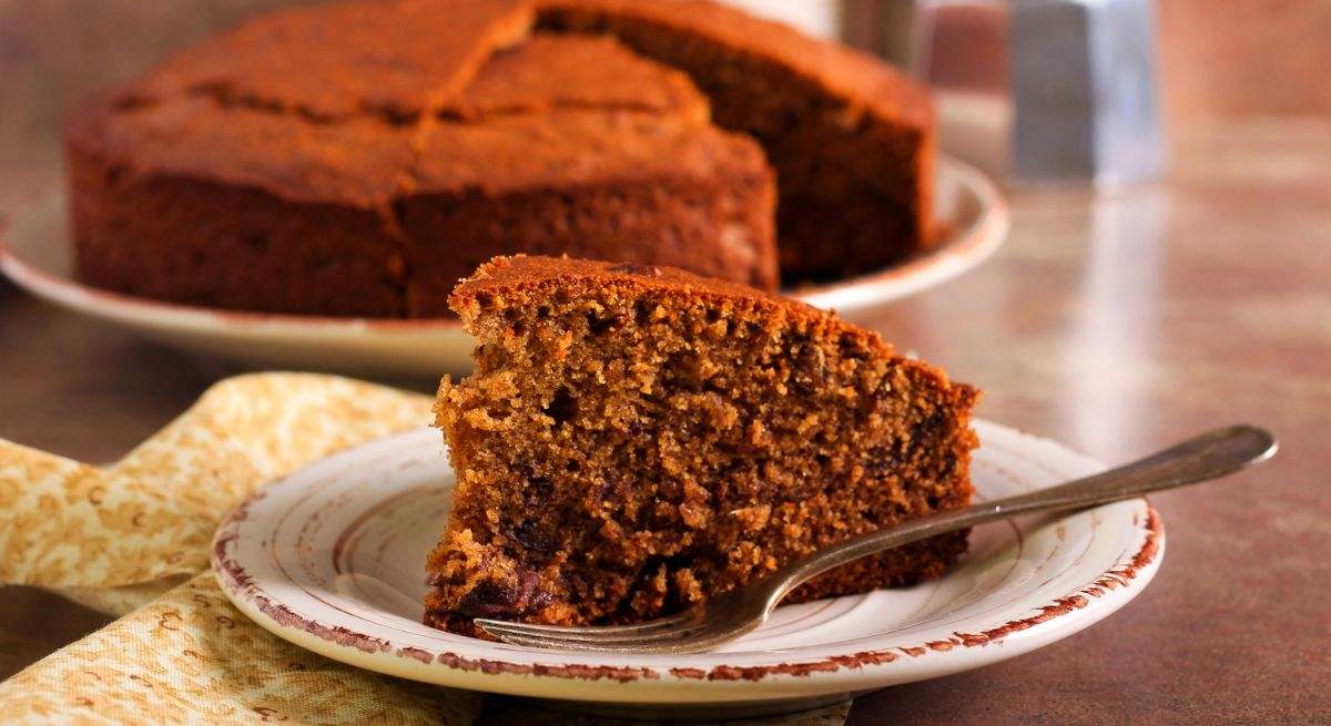 Tarta de chocolate en un plato con un tenedor