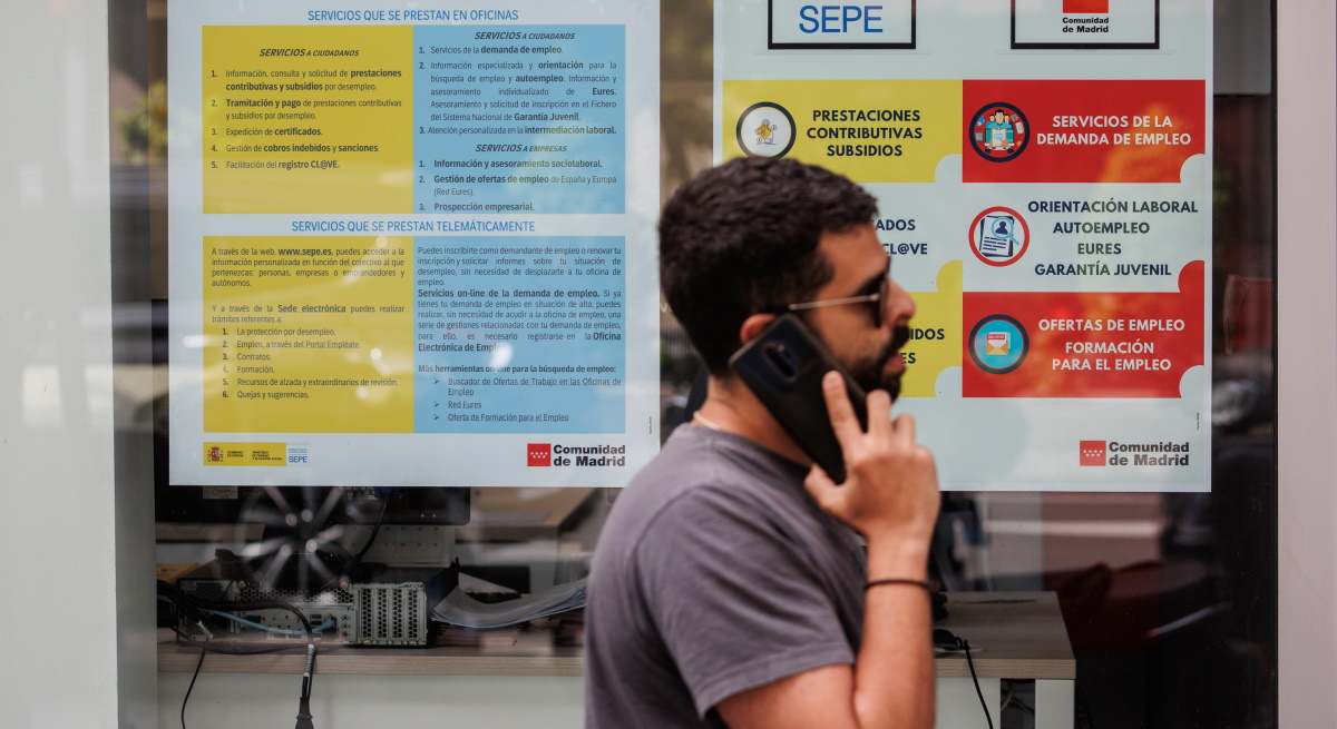 Una persona camina junto a una sede del SEPE.