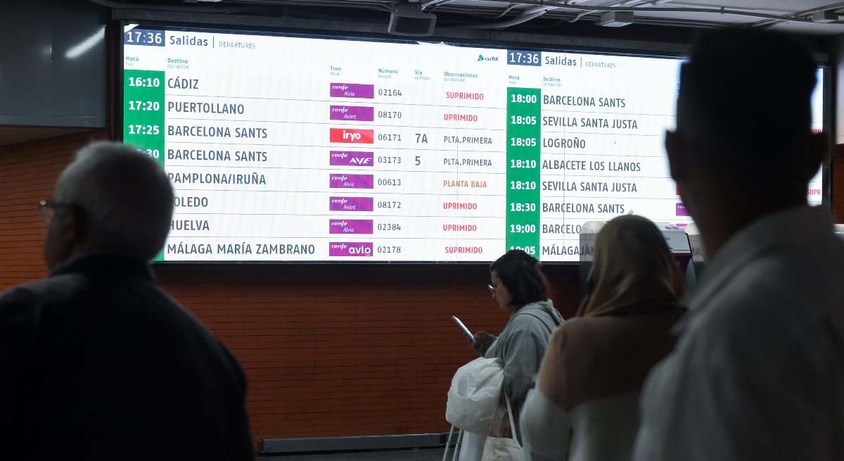 EuropaPress_5416285_varios_viajeros_viajes_cancelados_esperan_estacion_atocha_almudena_grandes-1.jpg