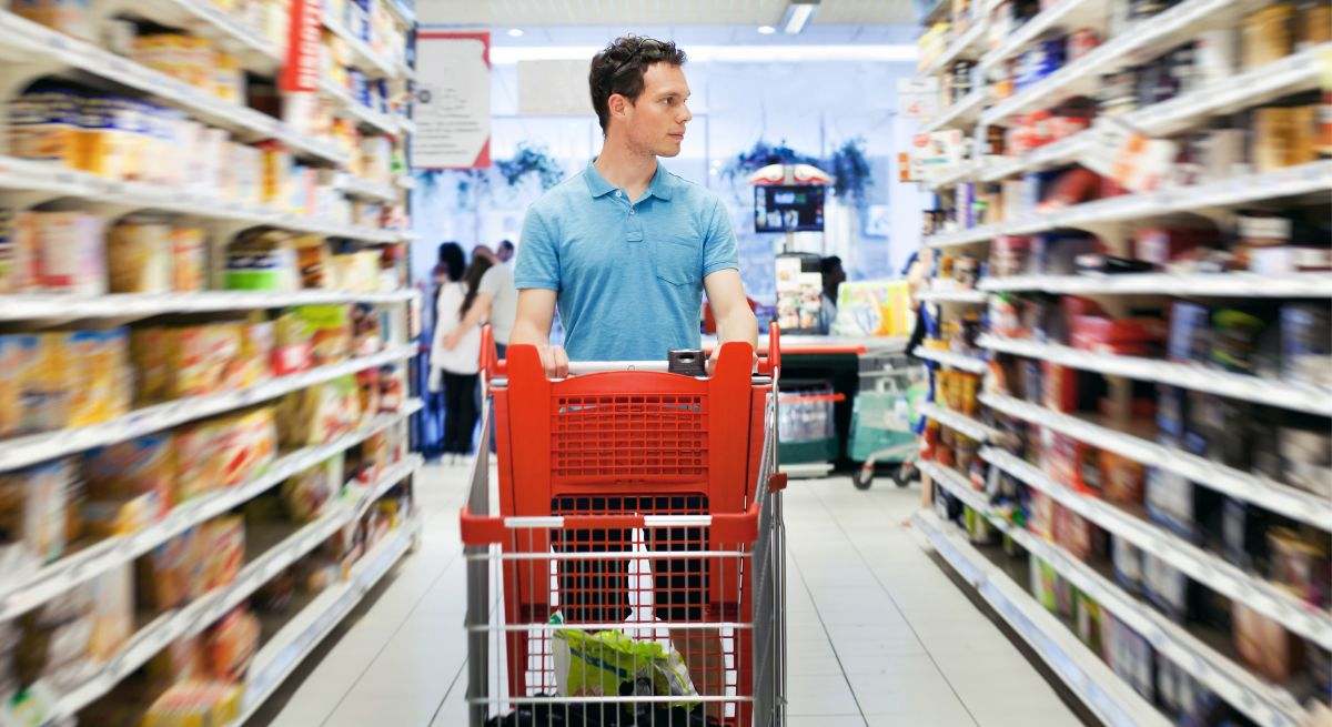 Un hombre compra en un supermercado
