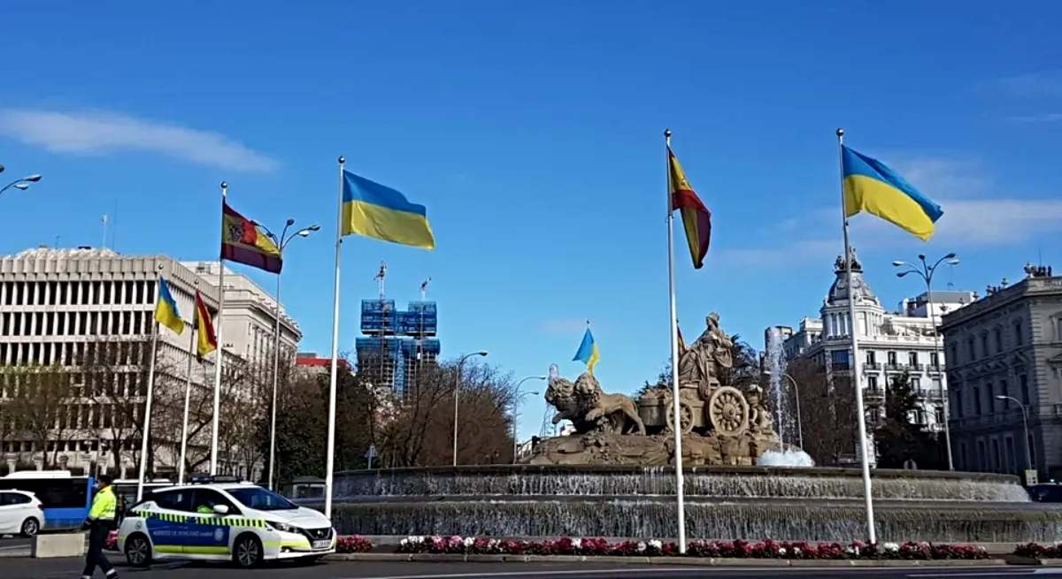 Banderas de Ucrania y de España a principios de marzo de 2022 en Madrid