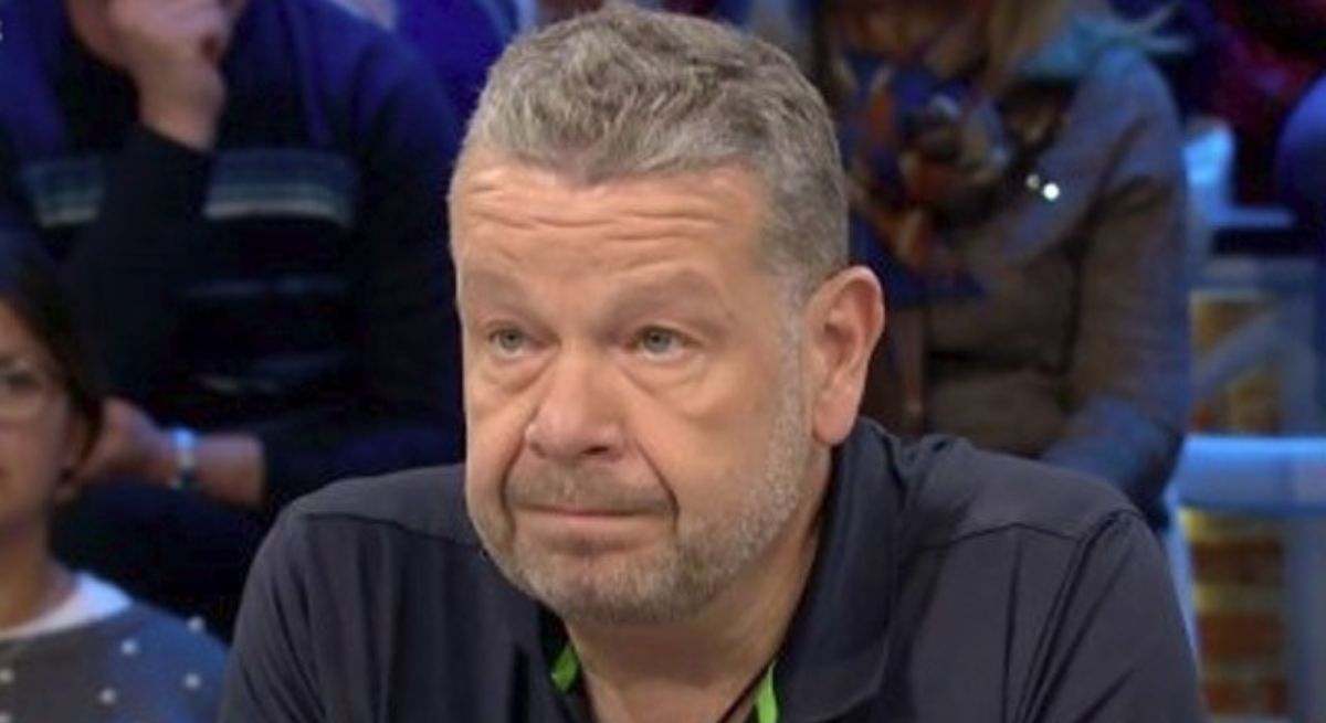 Alberto Chicote mirando muy serio en un plató de televisión