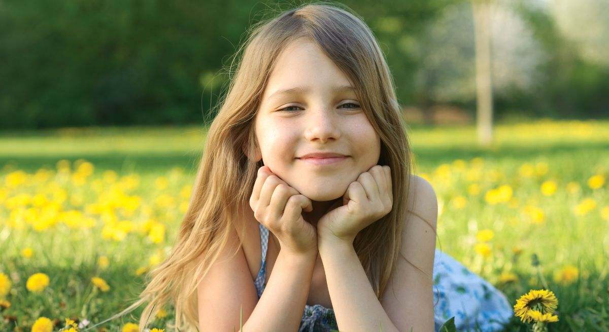 Una niña en un campo de margaritas
