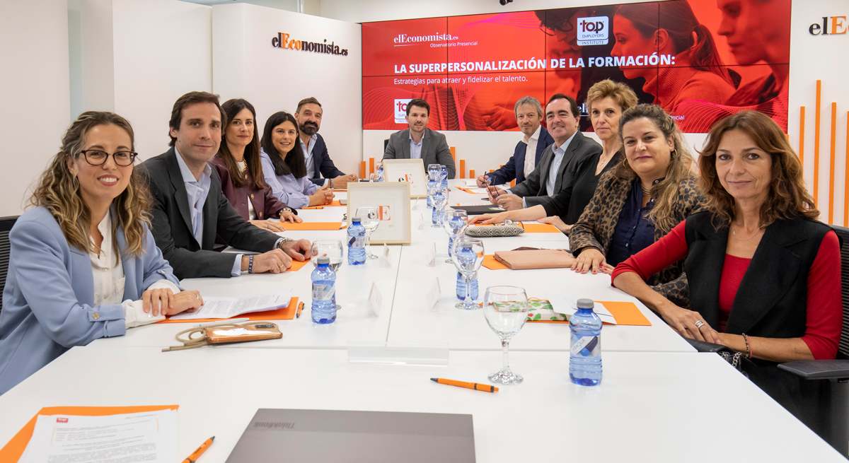 Personas alrededor de una mesa