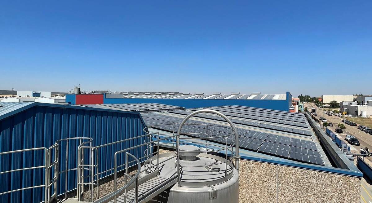 Planta-de-autoconsumo-en-la-fabrica-de-Hipamoldes-en-Venta-de-Banos.jpg