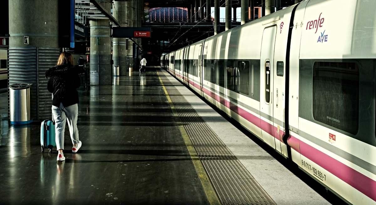 Un tren en una estación / EP