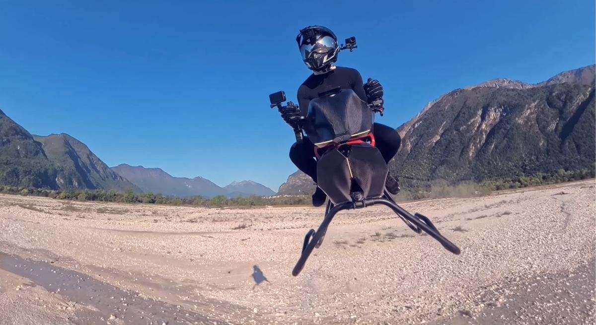 El futuro ya está aquí: así es la moto voladora que alcanza los 200 km/h sin tocar el suelo