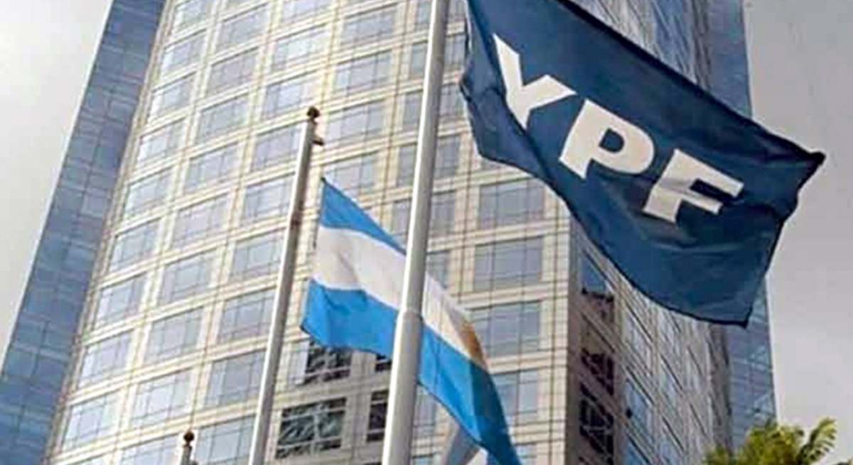 La bandera argentina junto a otra con el logo de YPF