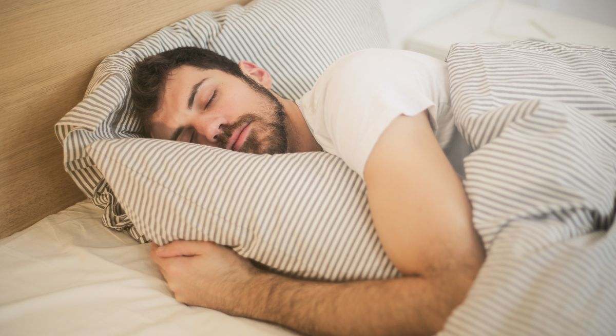 Esta es la popular fruta en España que te ayuda a dormir un 50% más rápido, según un cardiólogo