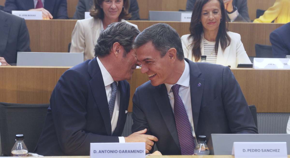 El presidente de la patronal, Antonio Garamendi, junto a Pedro Sánchez en un acto en la CEOE. EP