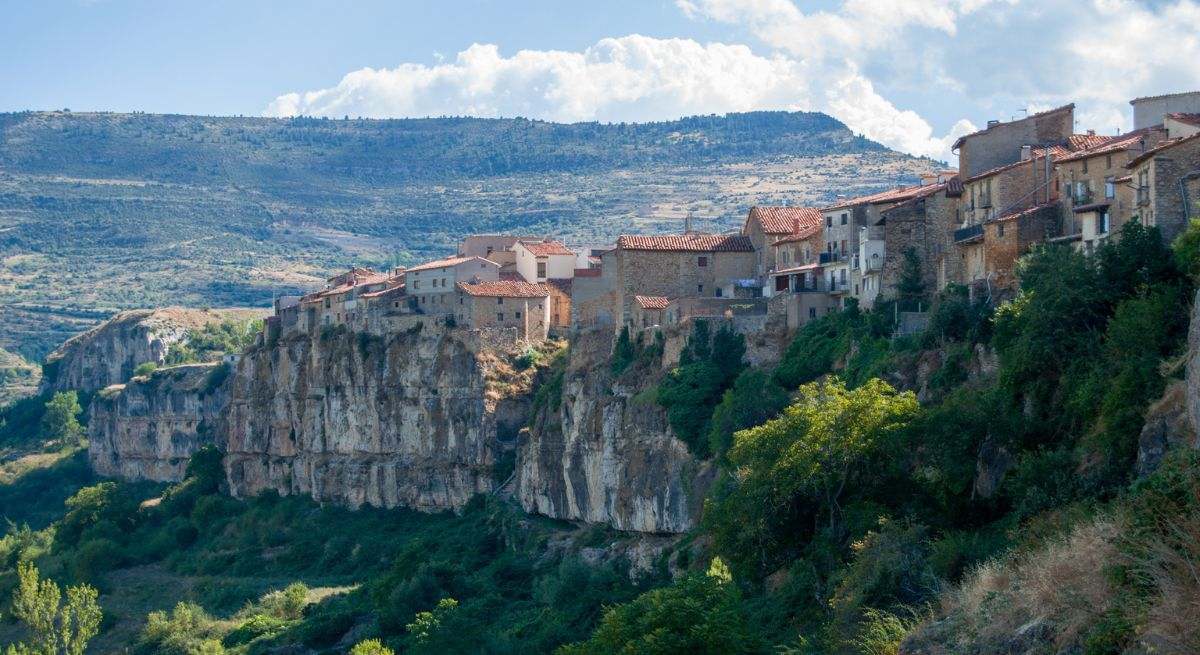El pueblo de Cantavieja encima de una colina