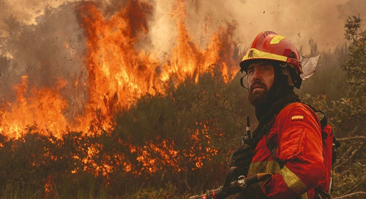 Bombero trabajando en el incendio de Ourense. EFE