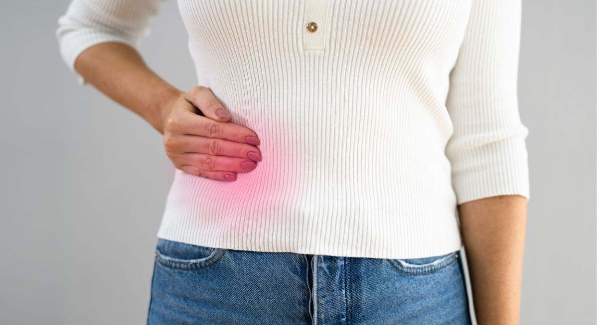 La diverticulitis es la inflamación de un divertículo, una bolsa que se forma en la pared interior del colon