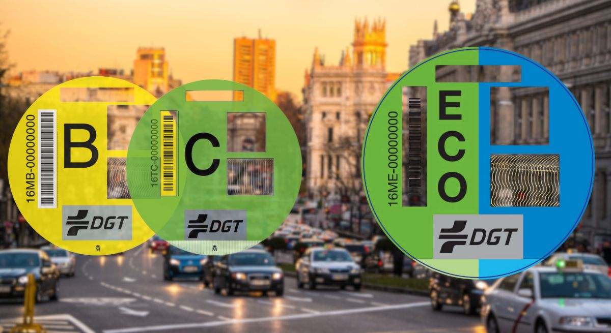 Montaje de las etiquetas medioambientales B, C y ECO con el tráfico de la ciudad de Madrid detrás