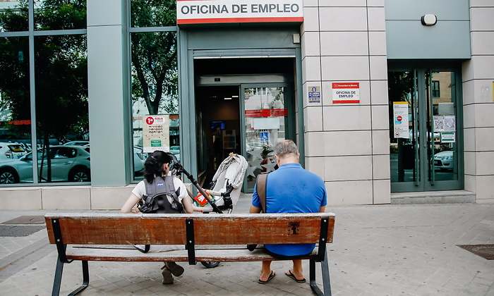 pareja-carrito-bebe-banco-frente-puerta-sepe-ep.jpg