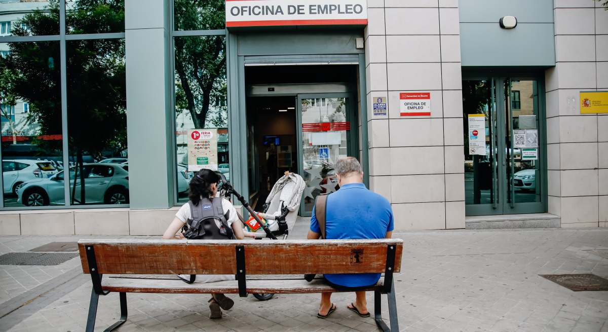 pareja-carrito-bebe-banco-frente-puerta-sepe-ep.jpg
